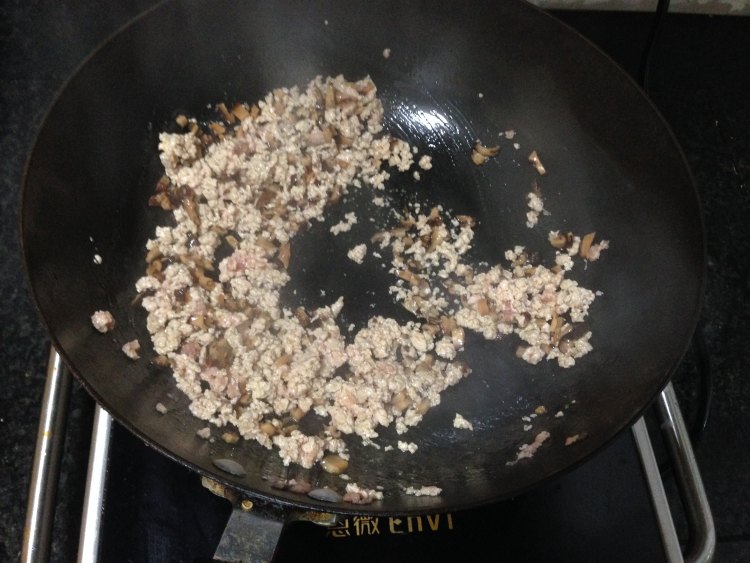 【手工美食】香菇猪肉步骤3