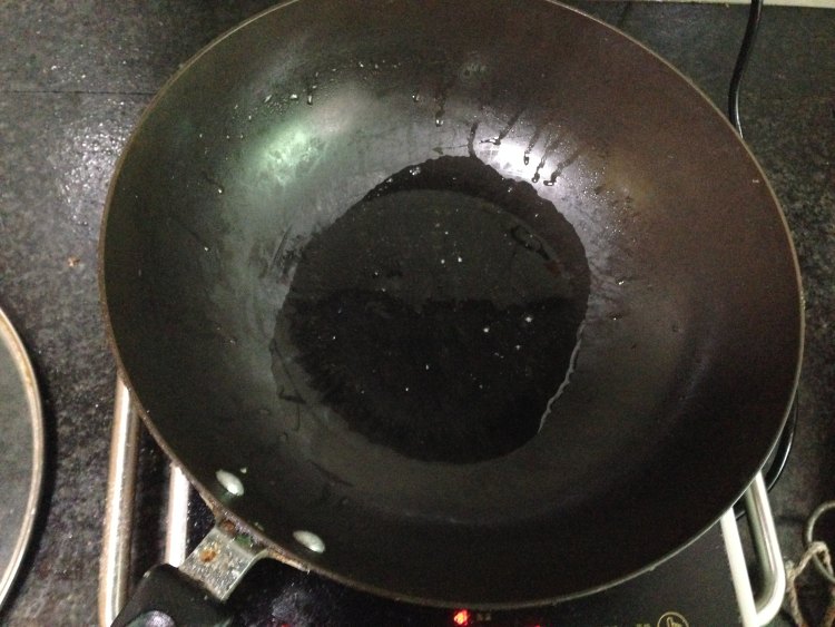 【手工美食】青椒炒腊步骤3