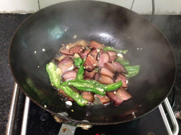 【手工美食】青椒炒腊步骤12