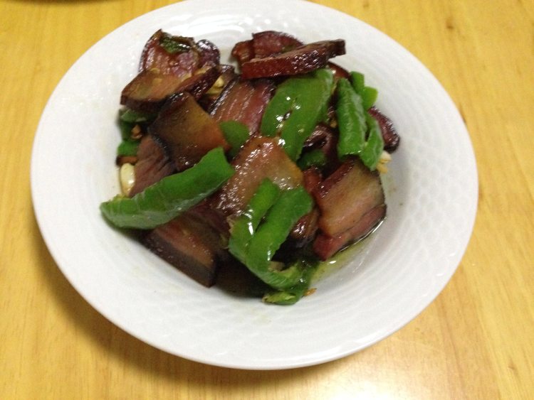 【手工美食】青椒炒腊步骤13