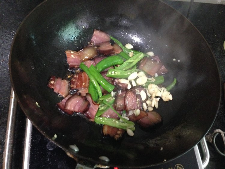 【手工美食】青椒炒腊步骤11