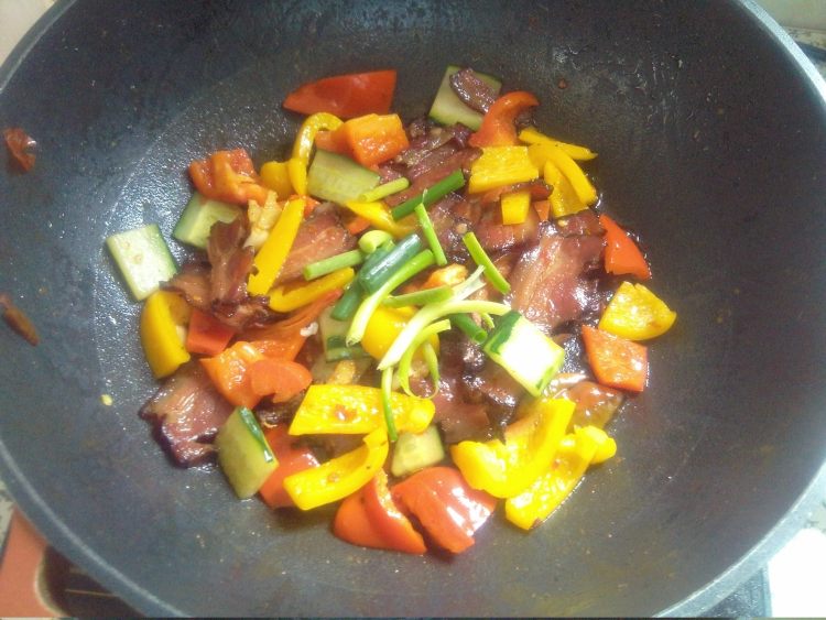 彩椒炒腊肉步骤8