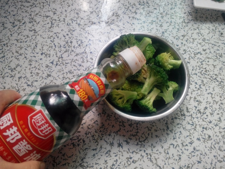 西兰花拼腊肠步骤4