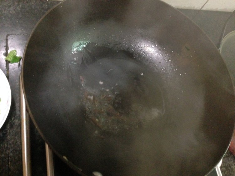 【手工美食】干蕨菜炒步骤2