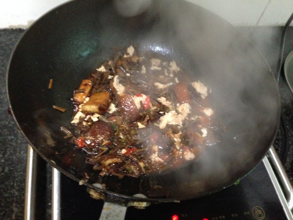 【手工美食】干蕨菜炒步骤4