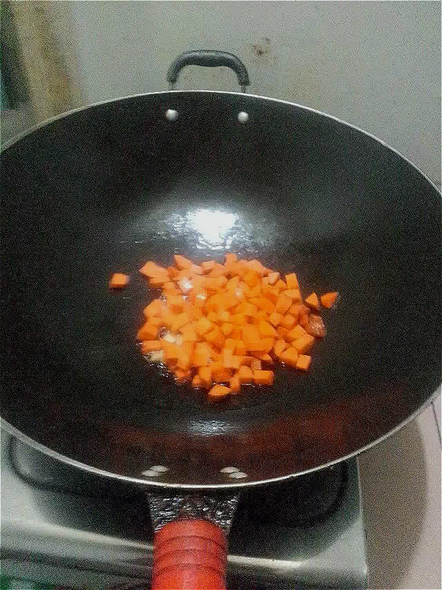 【手工美食】辣炒双丁步骤4