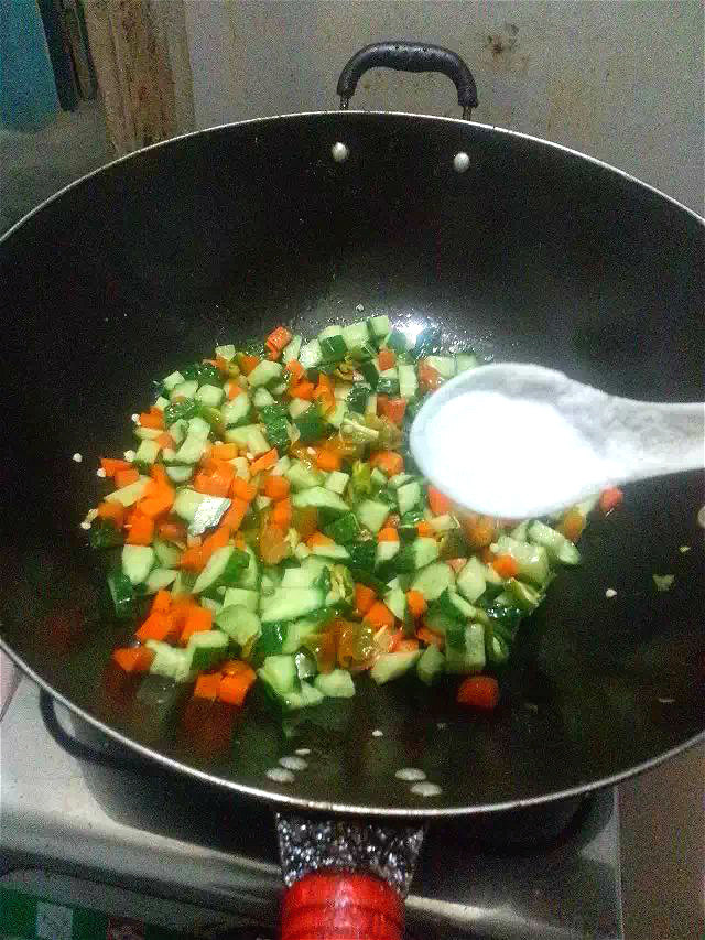 【手工美食】辣炒双丁步骤7