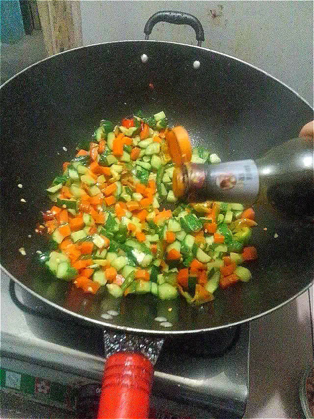 【手工美食】辣炒双丁步骤8