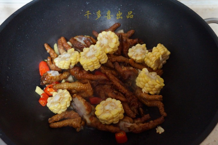 玉米焖虎皮凤爪步骤5