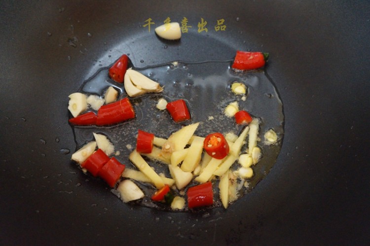 玉米焖虎皮凤爪步骤3