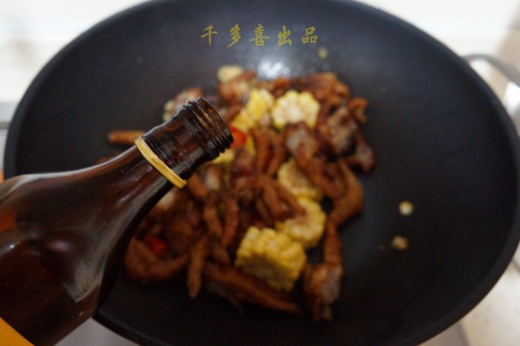 玉米焖虎皮凤爪步骤6