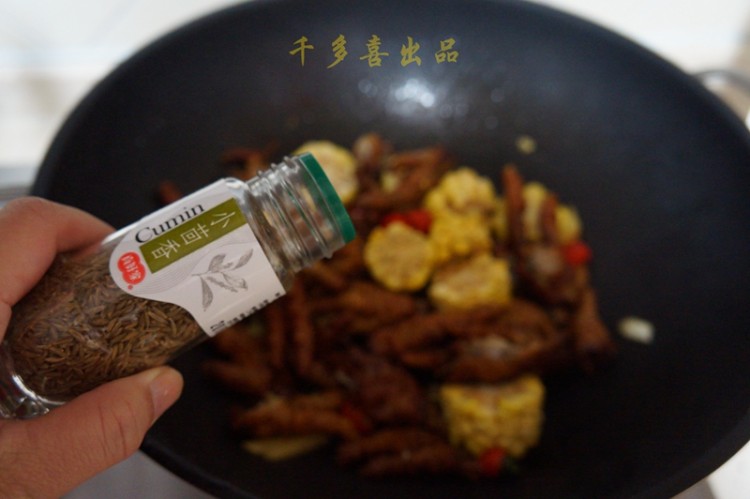 玉米焖虎皮凤爪步骤8