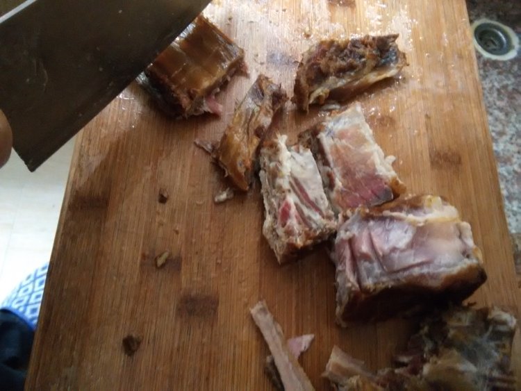 腊排骨炖干豆角步骤3