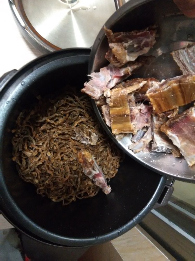 腊排骨炖干豆角步骤5
