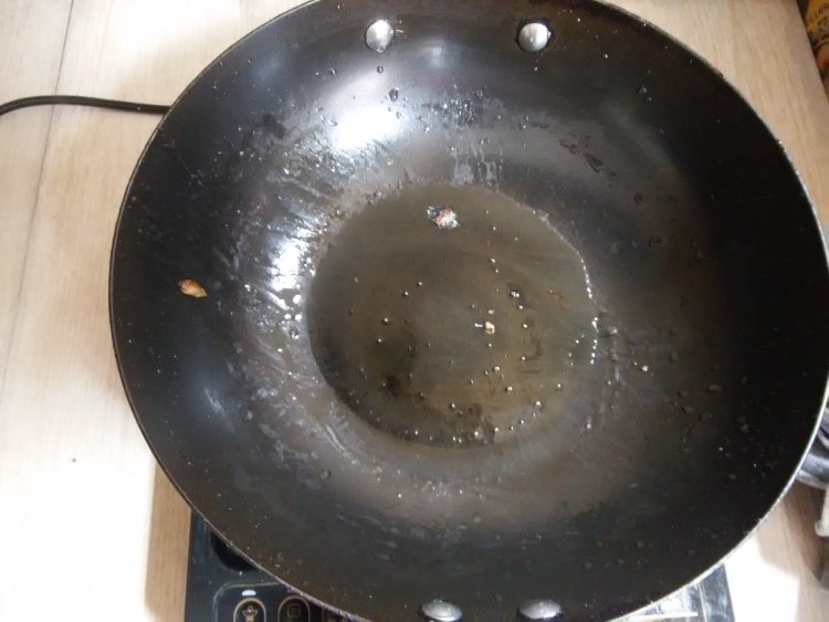 农家腊肉炒蒜苗步骤3