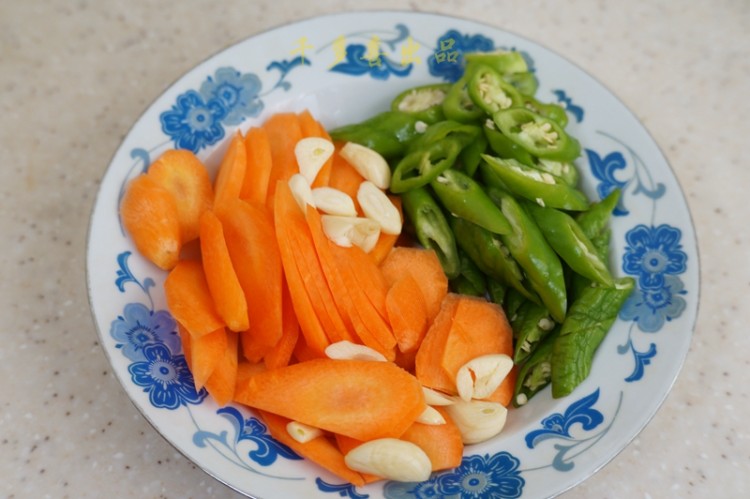 胡萝卜炒腊肉步骤2