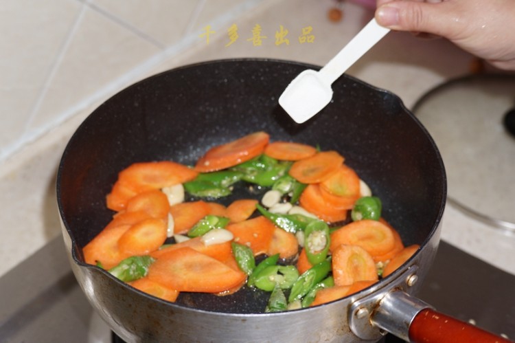 胡萝卜炒腊肉步骤7