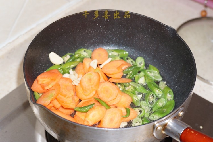 胡萝卜炒腊肉步骤6