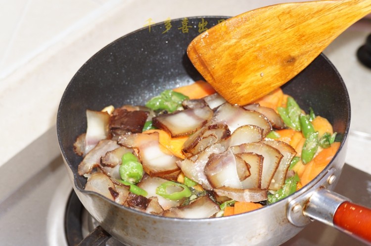 胡萝卜炒腊肉步骤9