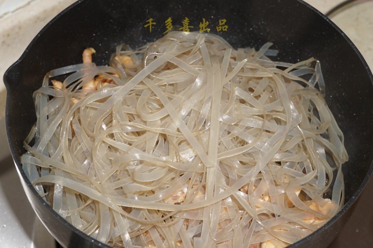 红薯粉丝焖鸡块步骤8