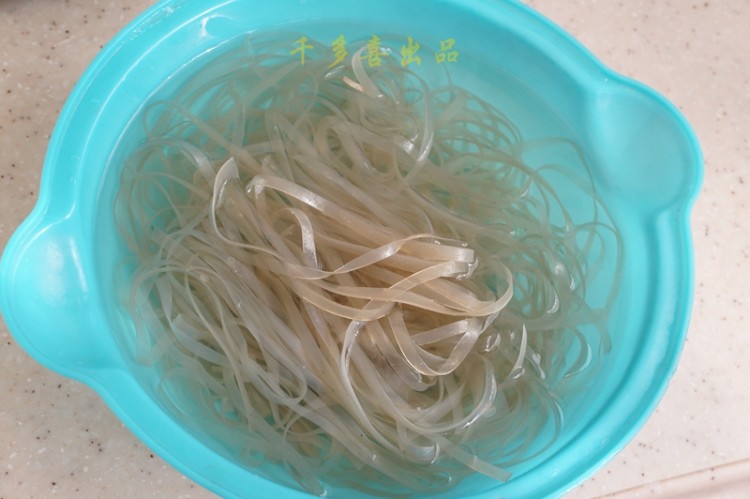 红薯粉丝焖鸡块步骤3
