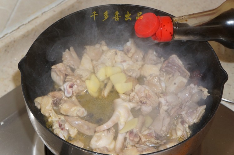 红薯粉丝焖鸡块步骤7