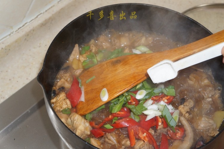 红薯粉丝焖鸡块步骤12