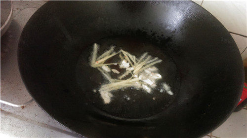 香辣韭菜炒虾米步骤5