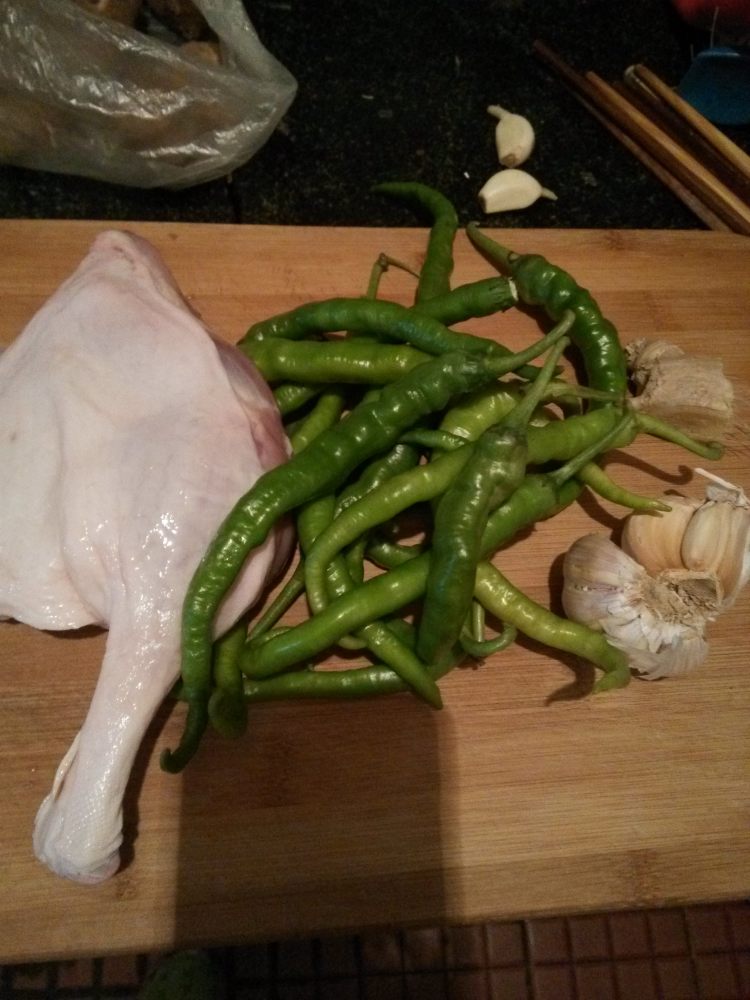 青椒炒鸭边腿步骤1