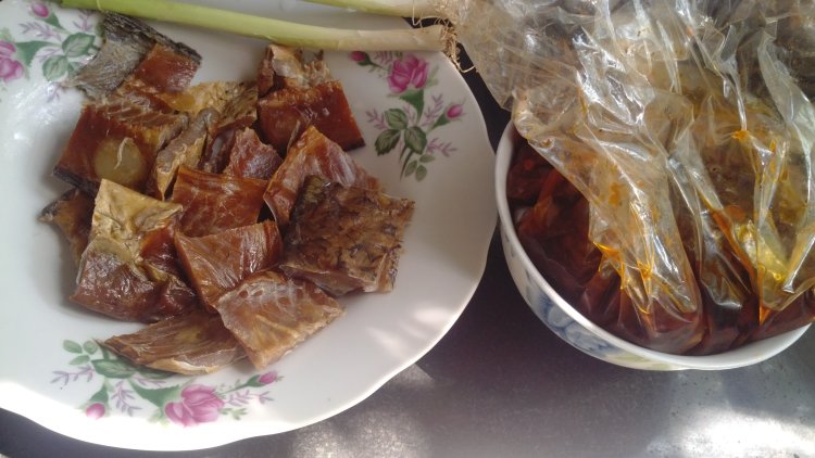 湖南豆豉蒸腊鱼步骤1