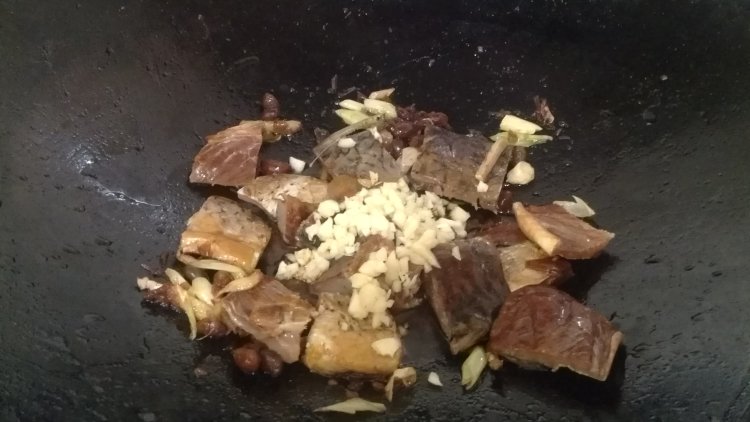 湖南豆豉蒸腊鱼步骤7