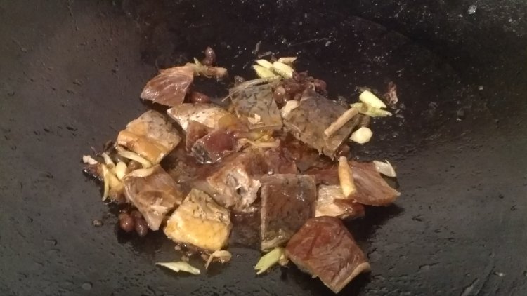 湖南豆豉蒸腊鱼步骤5
