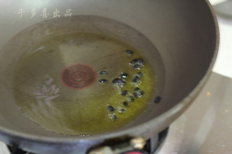 酸菜焖猪血步骤3
