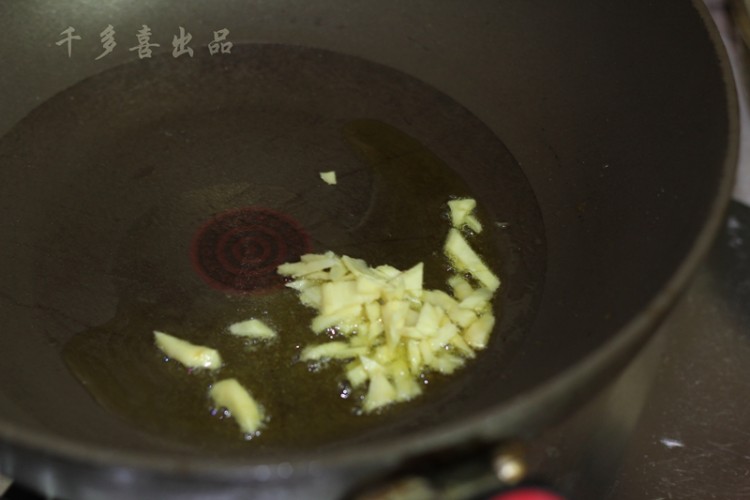 酸菜焖猪血步骤5