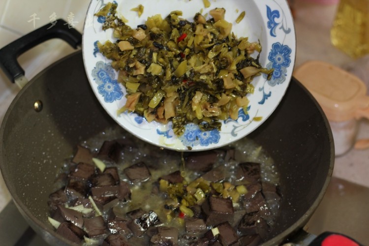酸菜焖猪血步骤9