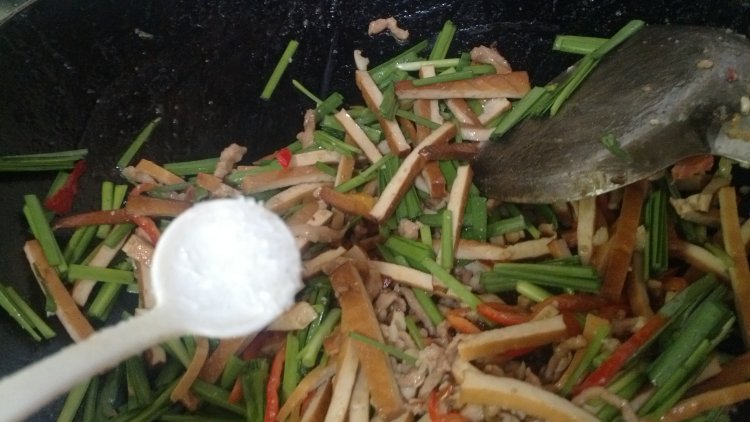 韭菜炒香干肉丝步骤6