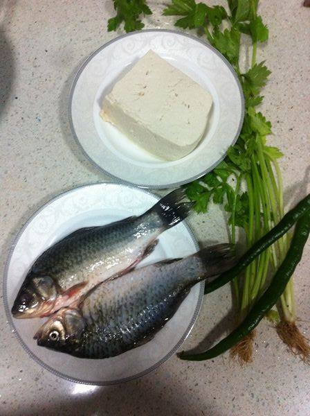 豆腐鲫鱼钵子步骤1