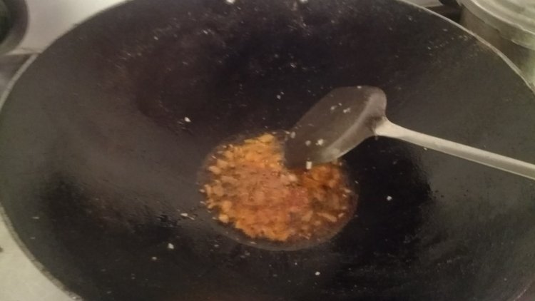 辣椒豆豉炒猪油渣步骤3