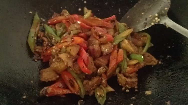 辣椒豆豉炒猪油渣步骤5