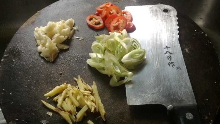 笋尖香菇豆腐汤步骤2