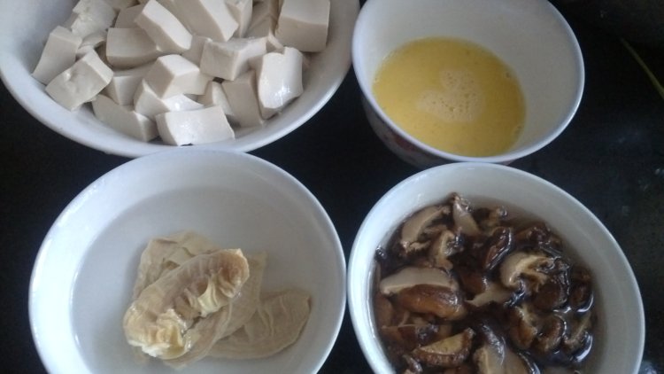 笋尖香菇豆腐汤步骤1