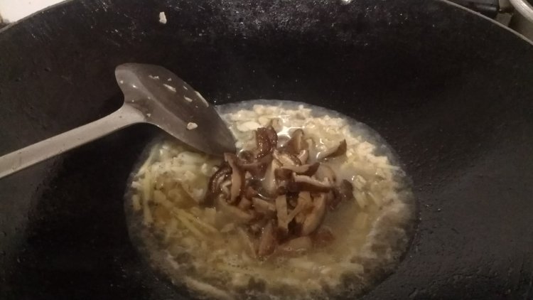 笋尖香菇豆腐汤步骤3
