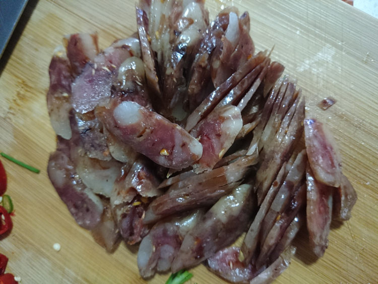 干萝卜丝炒腊肠步骤2