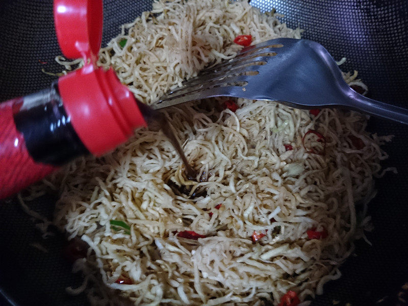 干萝卜丝炒腊肠步骤9