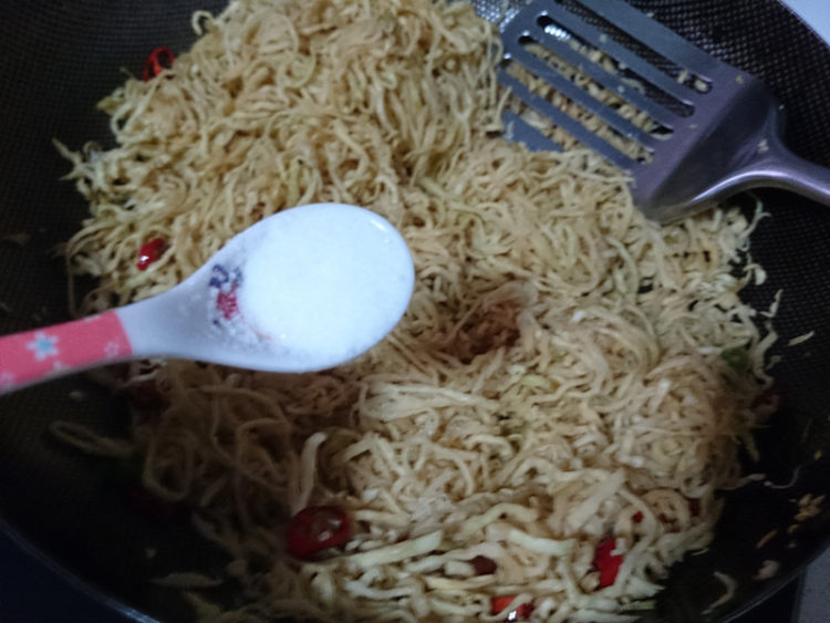 干萝卜丝炒腊肠步骤8