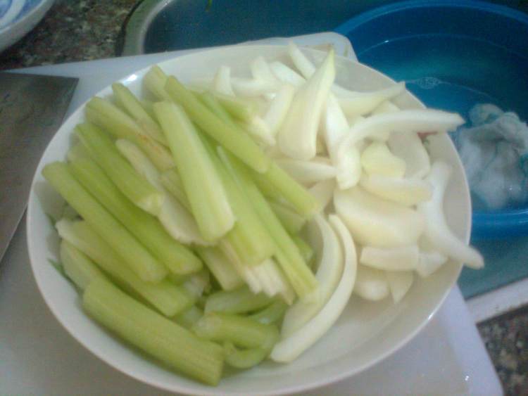 芹菜洋葱炒腊肉步骤2