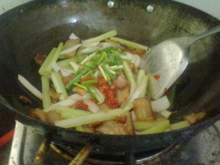 芹菜洋葱炒腊肉步骤9
