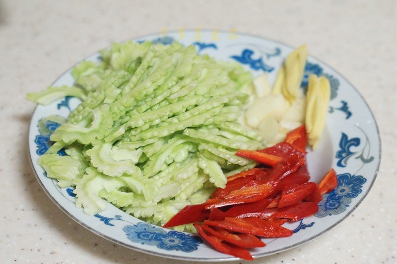 苦瓜炒腊肠步骤2