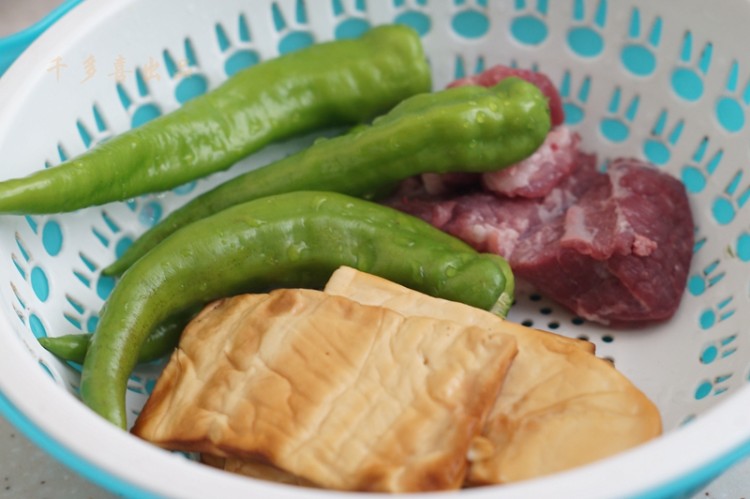 烟熏豆干炒肉步骤1