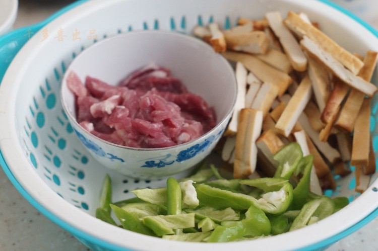 烟熏豆干炒肉步骤2